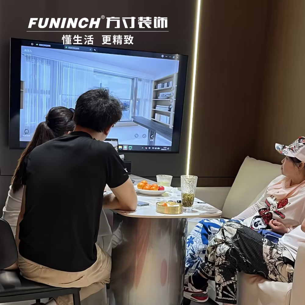 设计师与业主在展厅沟通方案