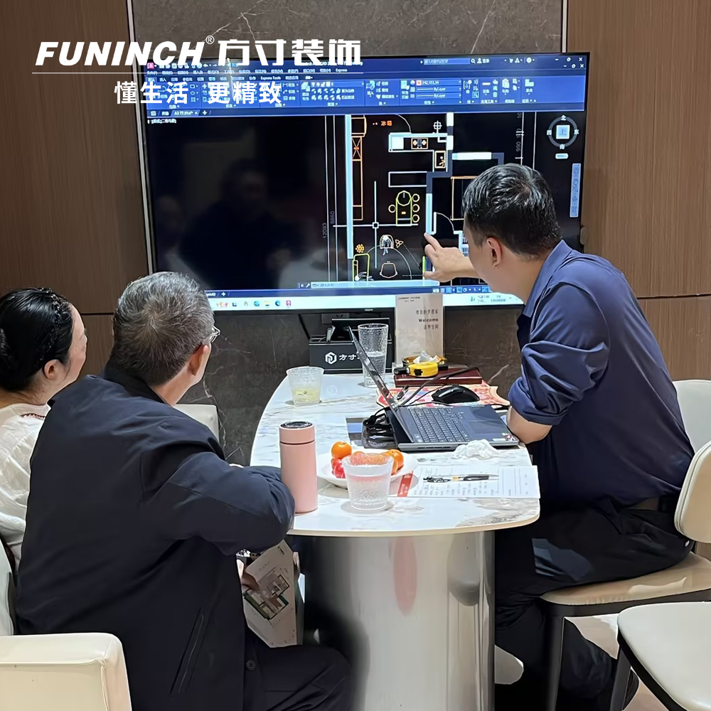 设计师向业主讲解平面方案